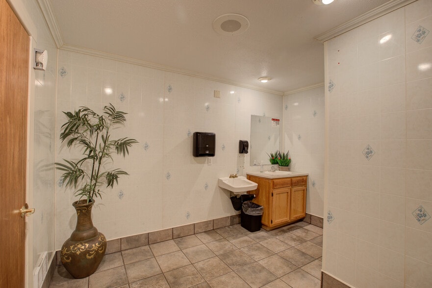 More Photos Of 809 Main Roseburg, Roseburg Lodge Meeting Hall For Sale
