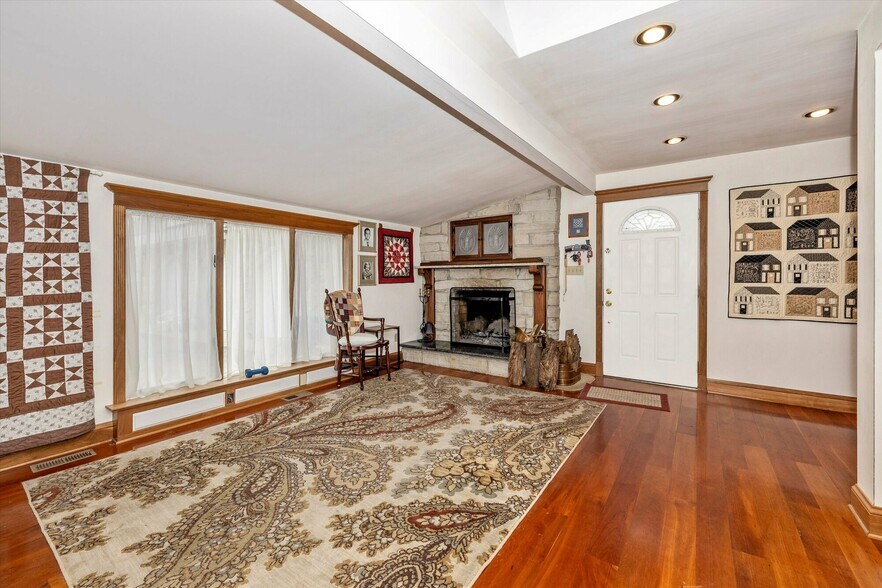 More Photos Of 806 Park Ave, Mount Airy Office For Sale