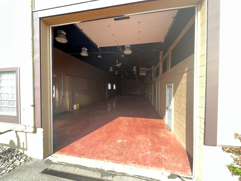 More Photos Of 12345 Kinsman Rd, Newbury Industrial For Lease