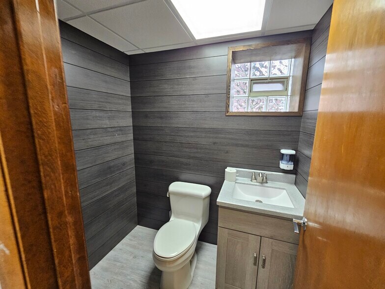 More Photos Of 2708 45th Ave, Highland Office For Sale