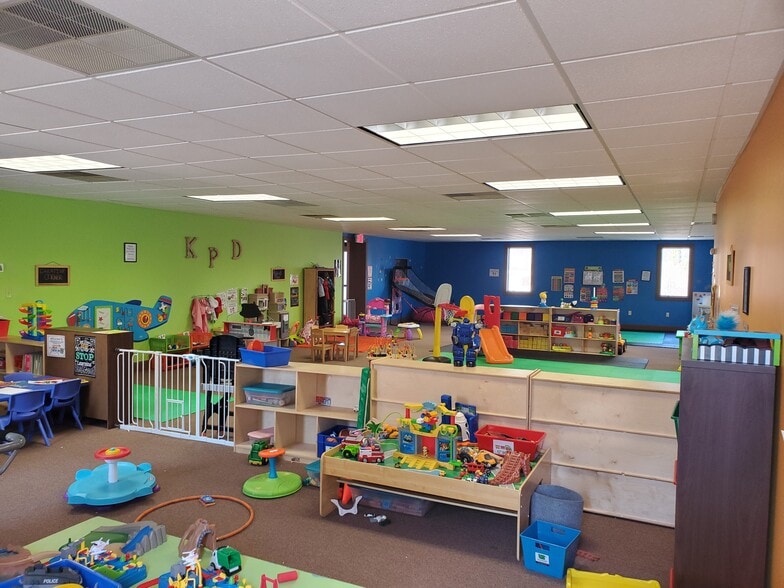 More Photos Of 238 Bay St, Queensbury Showroom For Lease