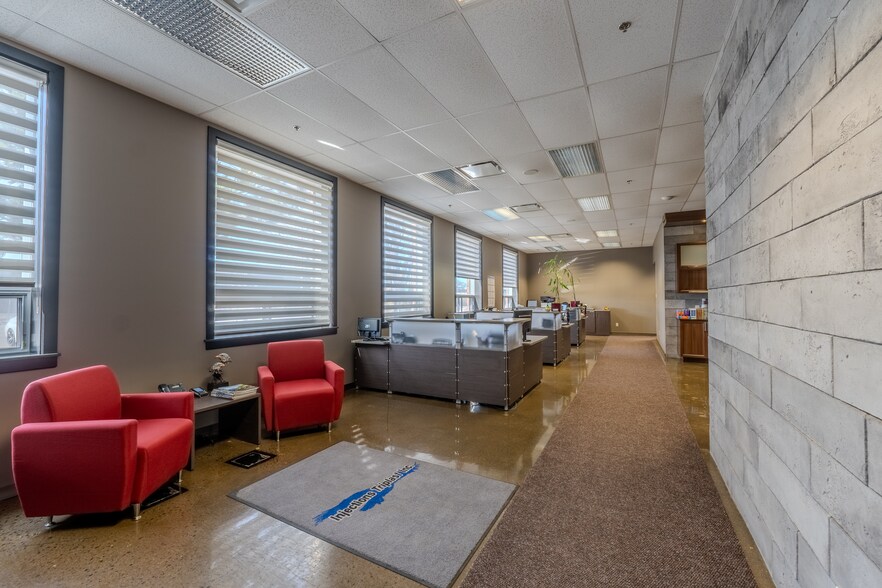 More Photos Of 8600 Pl Upton, Montréal Warehouse For Sale