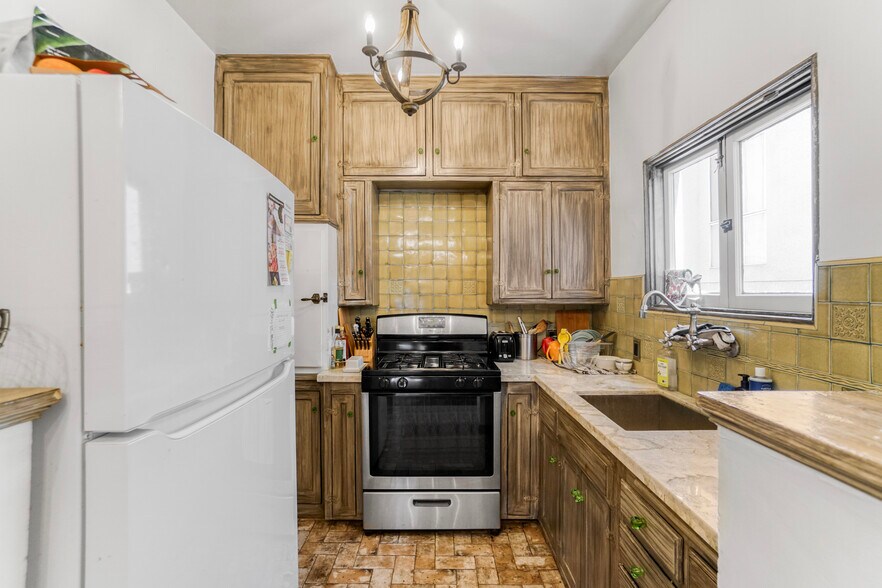More Photos Of 7063 Lanewood Ave, Los Angeles Apartments For Sale