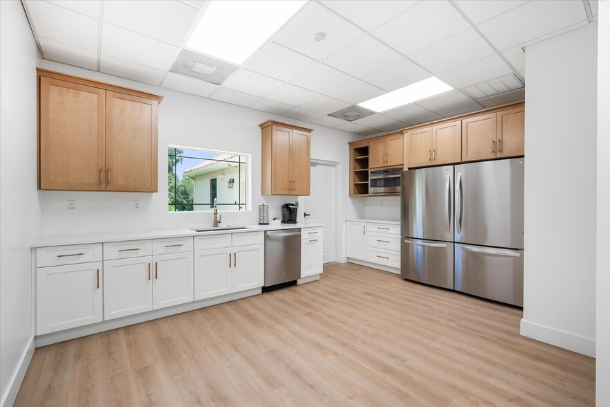 More Photos Of 8626 N Himes Ave, Tampa Medical For Sale