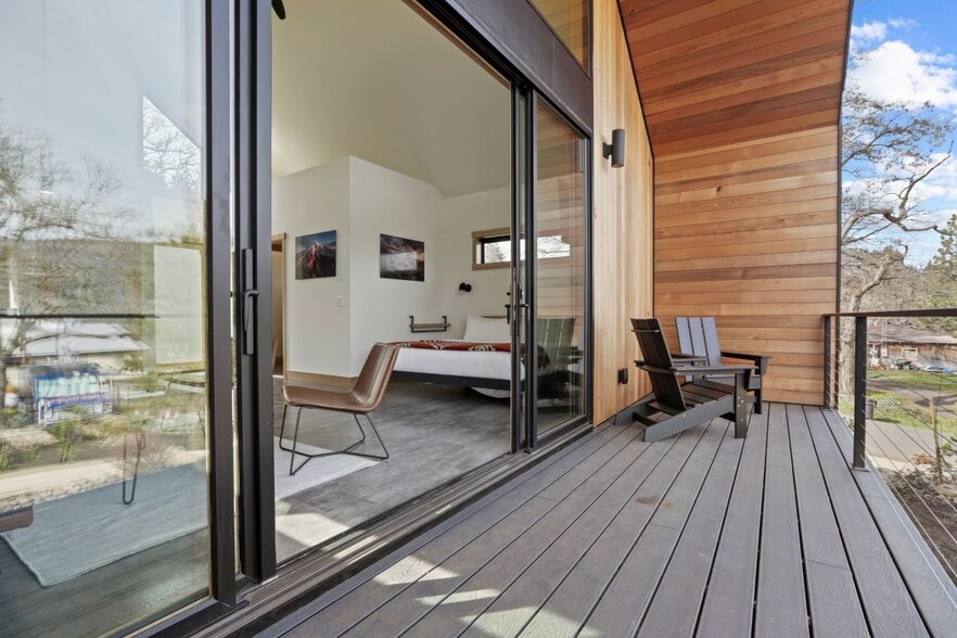 More Photos Of 1103 3rd Ave, Mosier Hotel For Sale