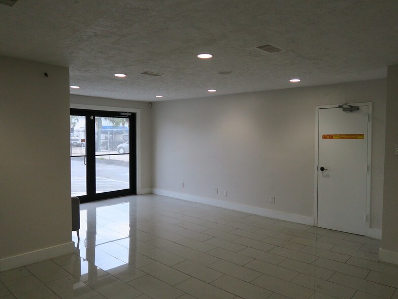 More Photos Of 5638 Star Ln, Houston Auto Dealership For Lease