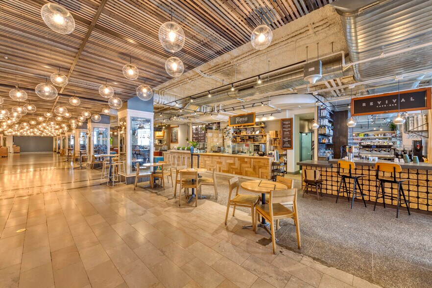 More Photos Of 125 S Clark St, Chicago Loft Creative Space For Lease