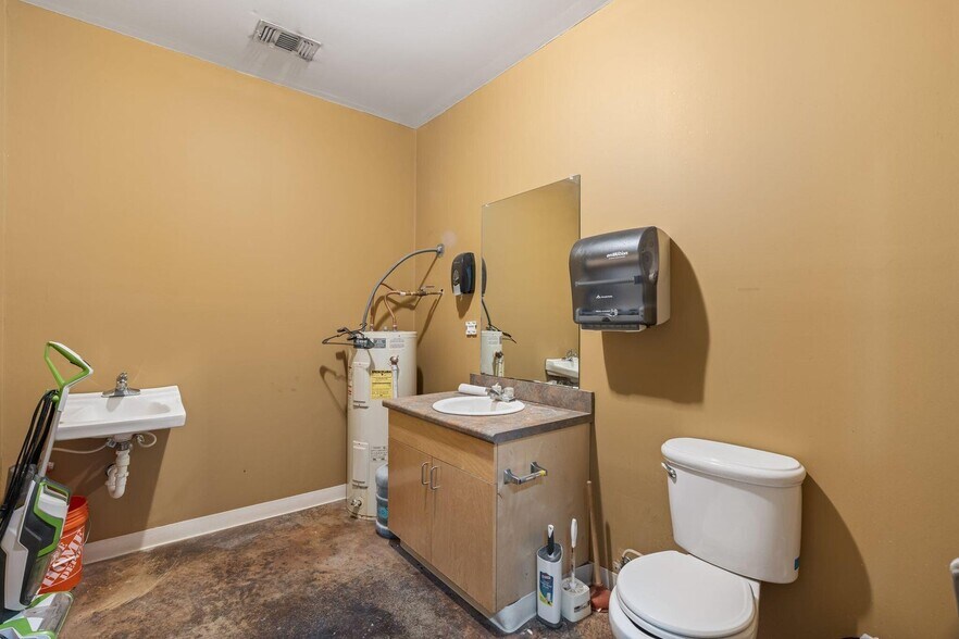 More Photos Of 2767 MS-15, Bay Springs Office For Sale