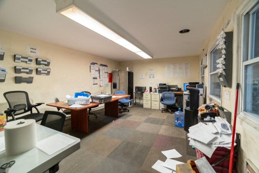 More Photos Of 125-127 Byassee Dr, Hazelwood Warehouse For Lease