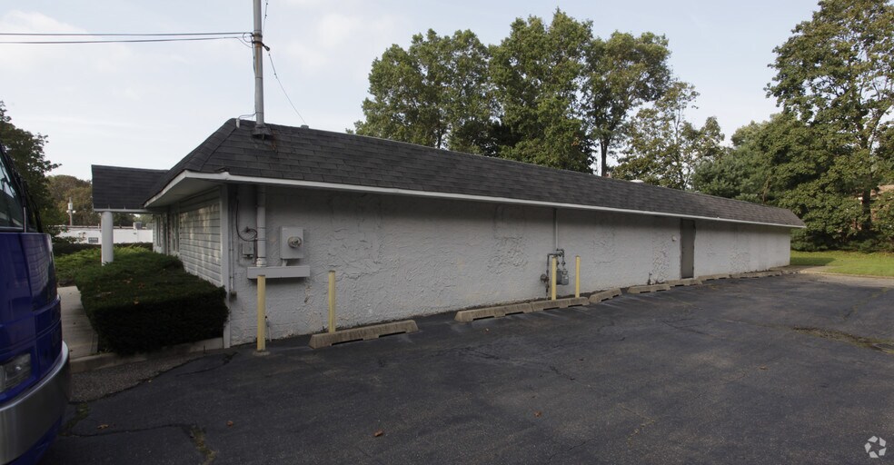More Photos Of 260 Evergreen Ave, Huntington Station Veterinarian Kennel For Sale