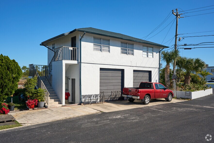 More Photos Of 895 NE Dixie Hwy, Jensen Beach Unknown For Lease