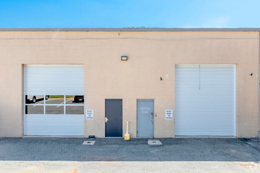 More Photos Of 7609 Airpark Rd, Gaithersburg Warehouse For Lease