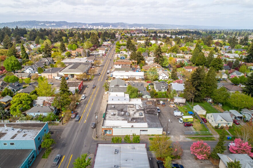 More Photos Of 7131-7145 NE Glisan St, Portland Showroom For Lease