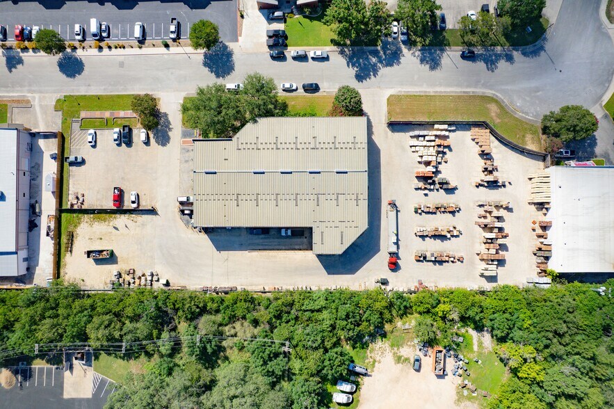 More Photos Of 16119 College Oak, San Antonio Showroom For Lease