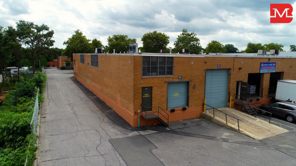 More Photos Of 95 Hoffman Ln, Islandia Warehouse For Lease