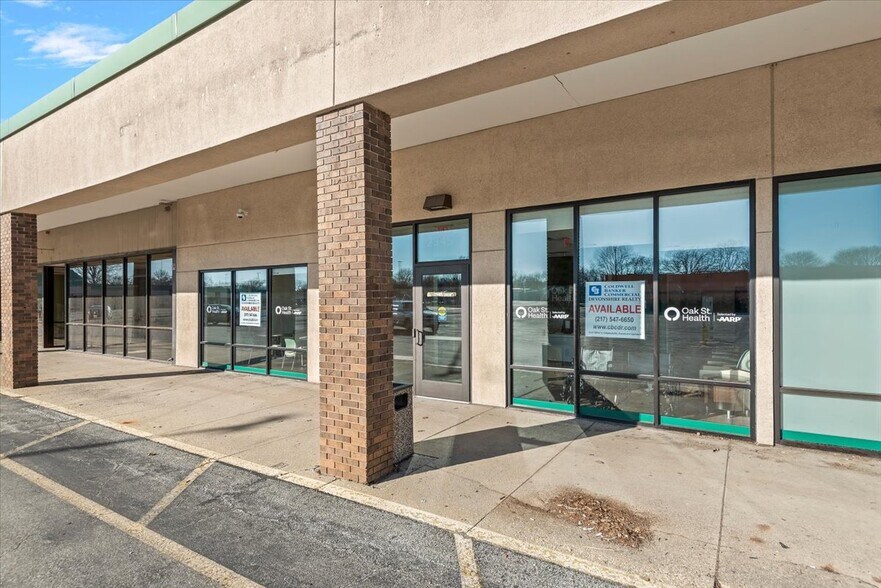 More Photos Of 2301-2585 S MacArthur Blvd, Springfield General Retail For Lease