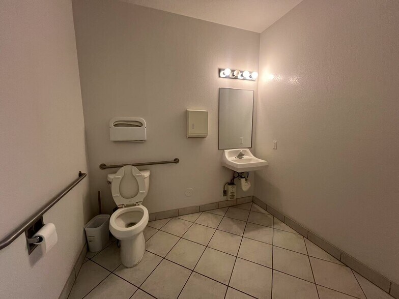 More Photos Of 3365 E Flamingo Rd, Las Vegas Medical For Lease