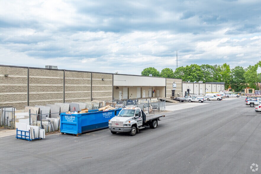 More Photos Of 801 Pressley Rd, Charlotte Light Manufacturing For Lease