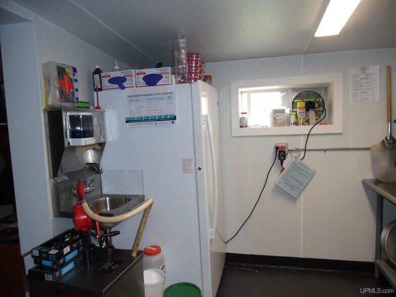 More Photos Of 31 Trimountain Ave, South Range Bar For Sale