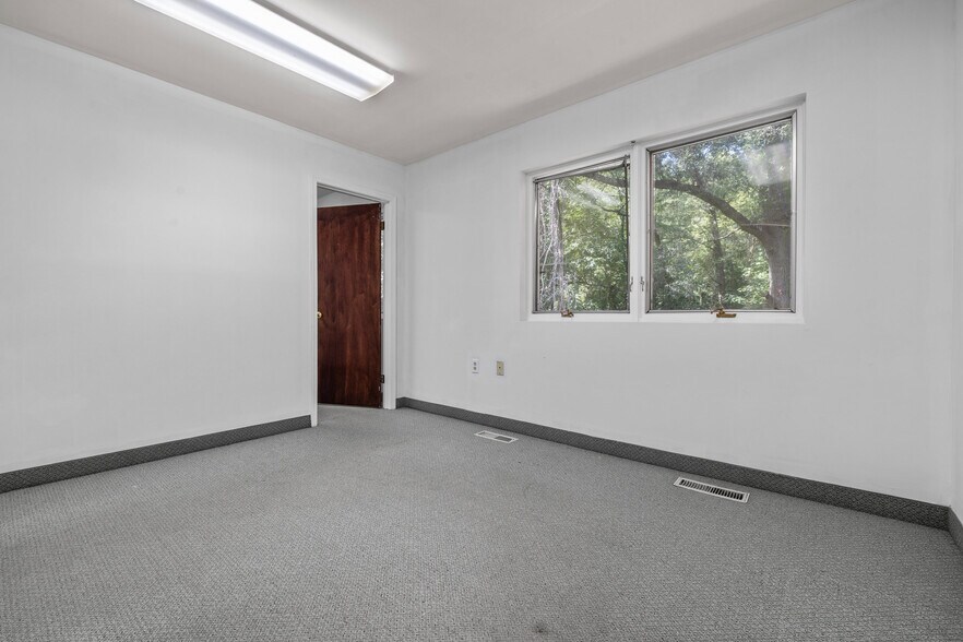 More Photos Of 5875-5881 Allentown Rd, Suitland Office For Sale