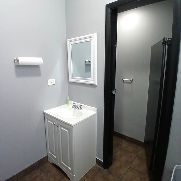 More Photos Of 5642 W Diversey Ave, Chicago Medical For Lease