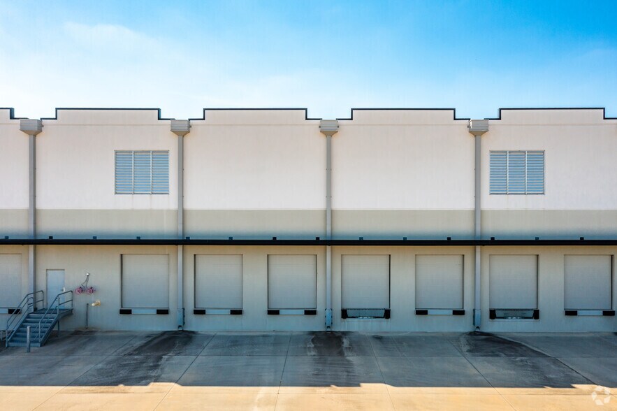 More Photos Of 475 Riverside Pky, Lithia Springs Warehouse For Lease