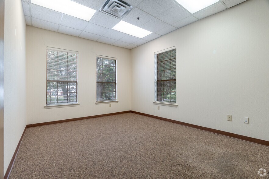 More Photos Of 2925 Country Club Rd, Denton Office For Lease