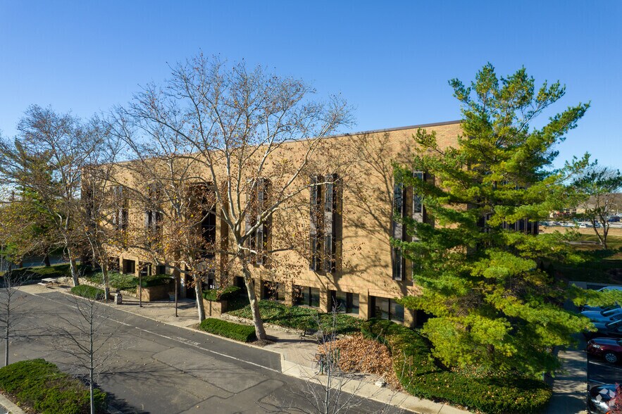 More Photos Of 921 Chatham Ln, Columbus Office For Lease