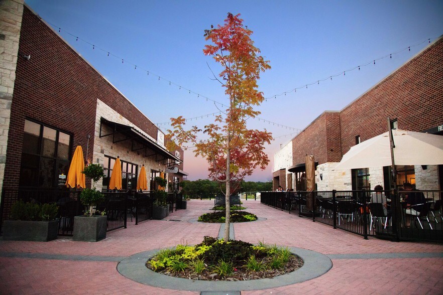 More Photos Of 210-337 Shops Blvd, Willow Park General Retail For Lease