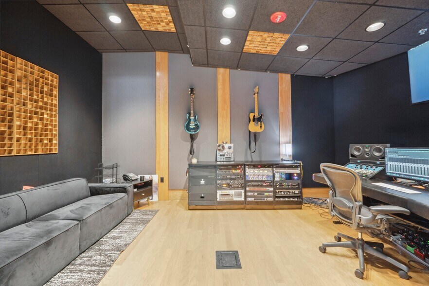 More Photos Of 3120 Latrobe Dr, Charlotte Showroom For Lease