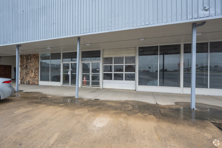 More Photos Of 8101-8155 W Camp Bowie Blvd, Fort Worth Unknown For Lease