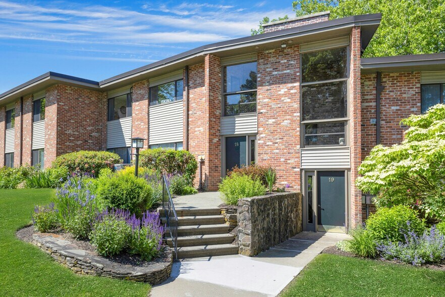 More Photos Of 1038-1056 Main St S, Woodbury Apartments For Sale