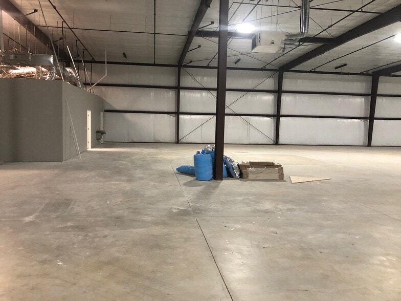 More Photos Of 2207 N 17th St, Rogers Industrial For Lease