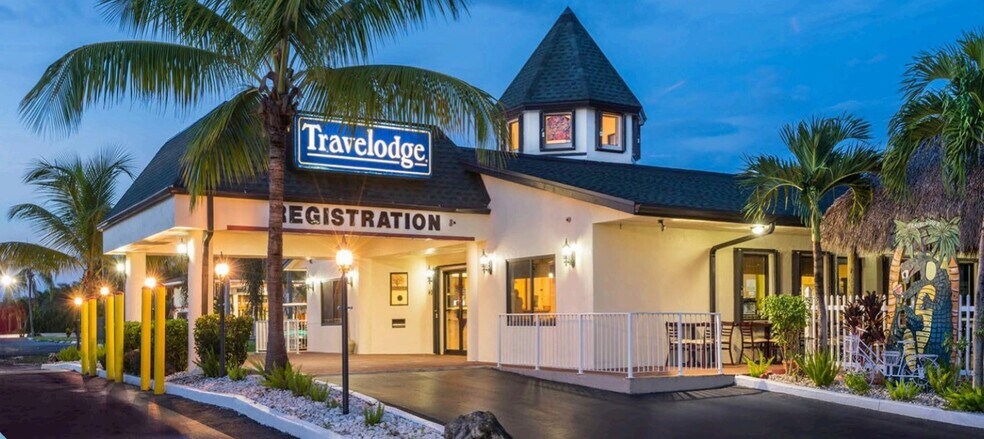 More Photos Of 409 SE 1st Ave, Florida City Hotel For Sale