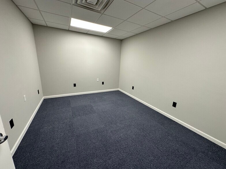 More Photos Of 220 N Main St, Lexington Flex For Lease