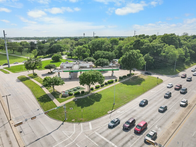 More Photos Of 2002 State Highway 66, Garland Service Station For Sale