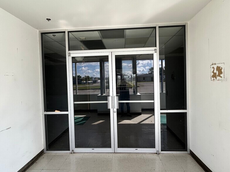 More Photos Of 3215 W Oak St, Palestine Medical For Lease