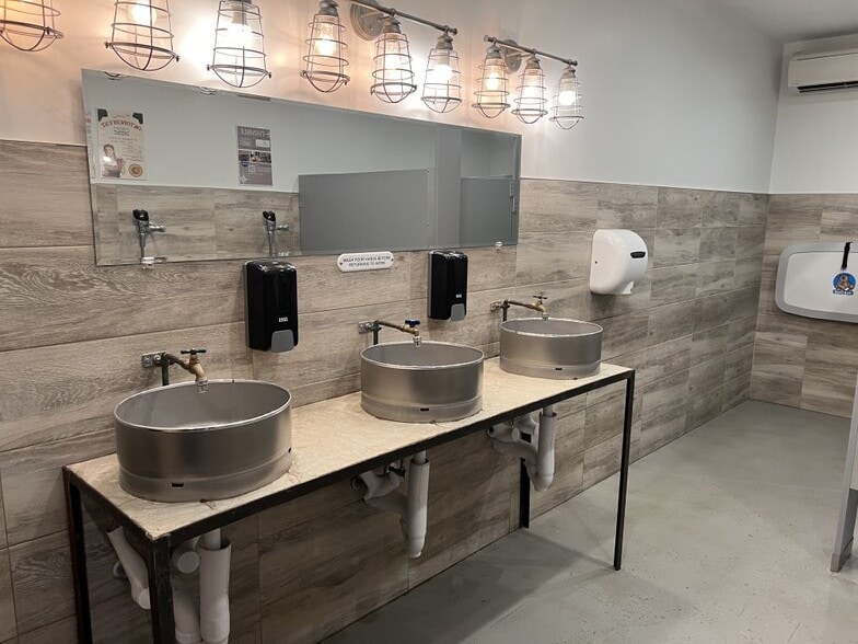 More Photos Of 16 Business Park Dr, Branford Warehouse For Lease