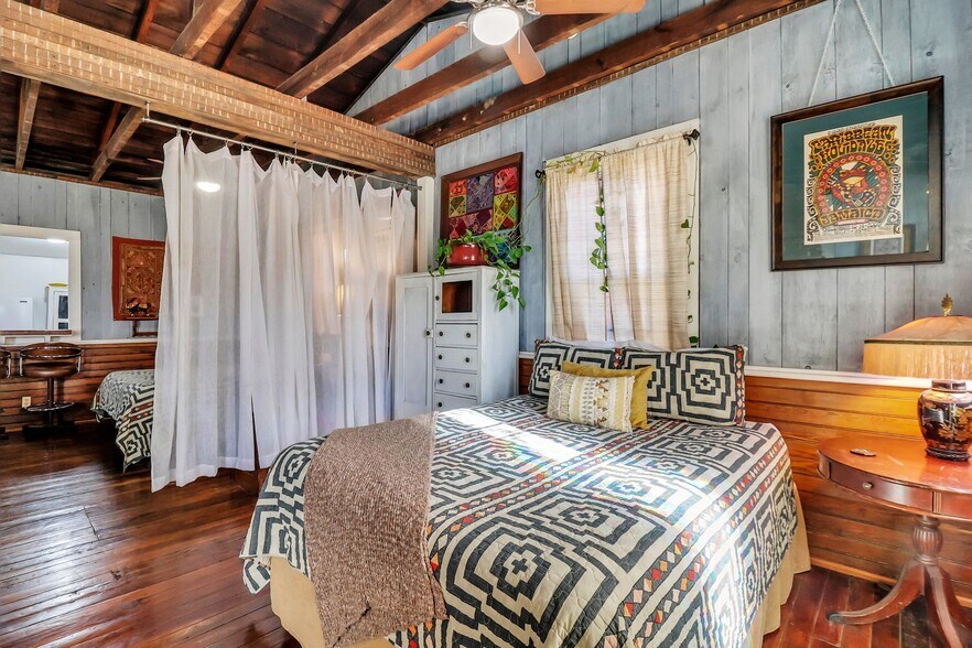 More Photos Of 8 E 41st St, Savannah Storefront Retail Residential For Sale