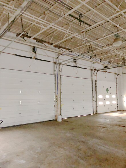More Photos Of 555 Orchard Park Rd, West Seneca Warehouse For Lease
