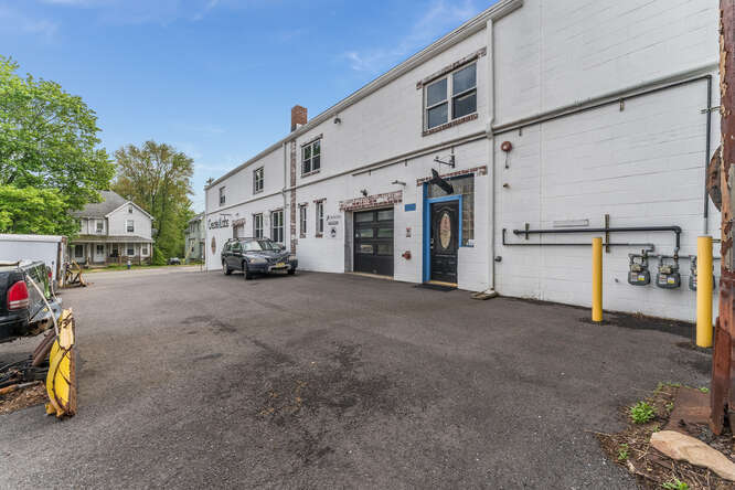 More Photos Of 37 E Washington Ave, Washington Warehouse For Lease