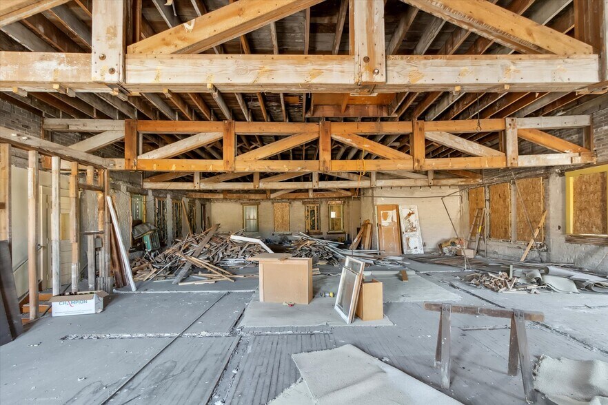 More Photos Of 225 E Superior St, Alma Office For Sale