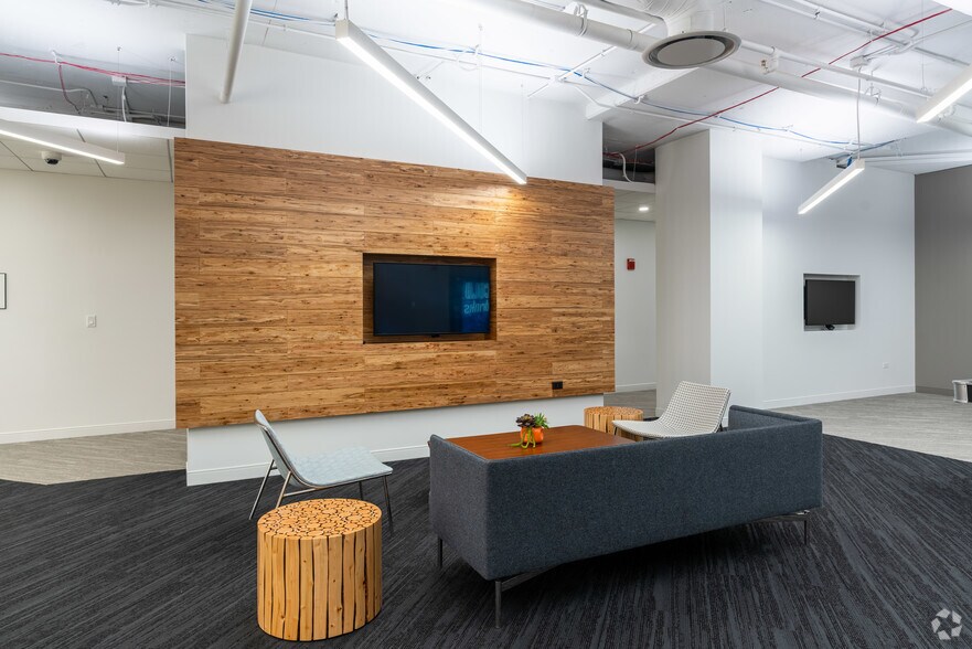 More Photos Of 10 N Martingale Rd, Schaumburg Coworking Space