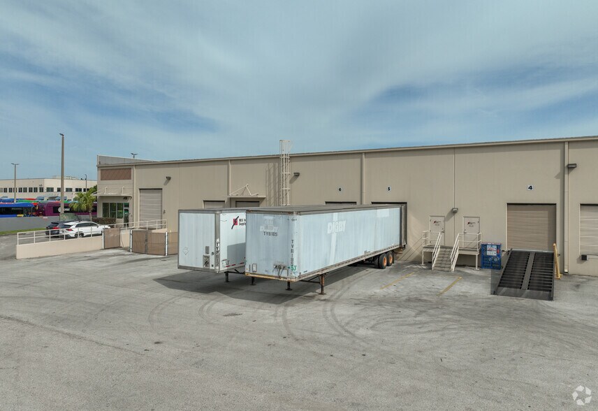 More Photos Of 2420 W Lynx Ln, Orlando Warehouse For Lease