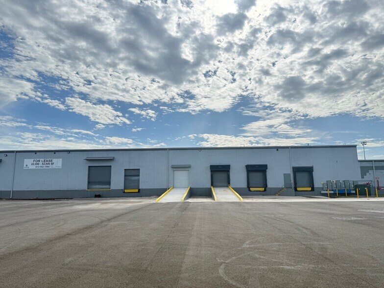 More Photos Of 3900 W Coachman Ave, Tampa Warehouse For Lease