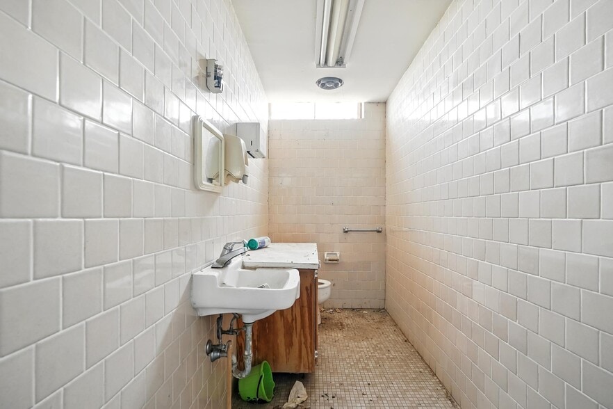 More Photos Of 500-511 E Broadway St, Sweetwater Storefront For Sale