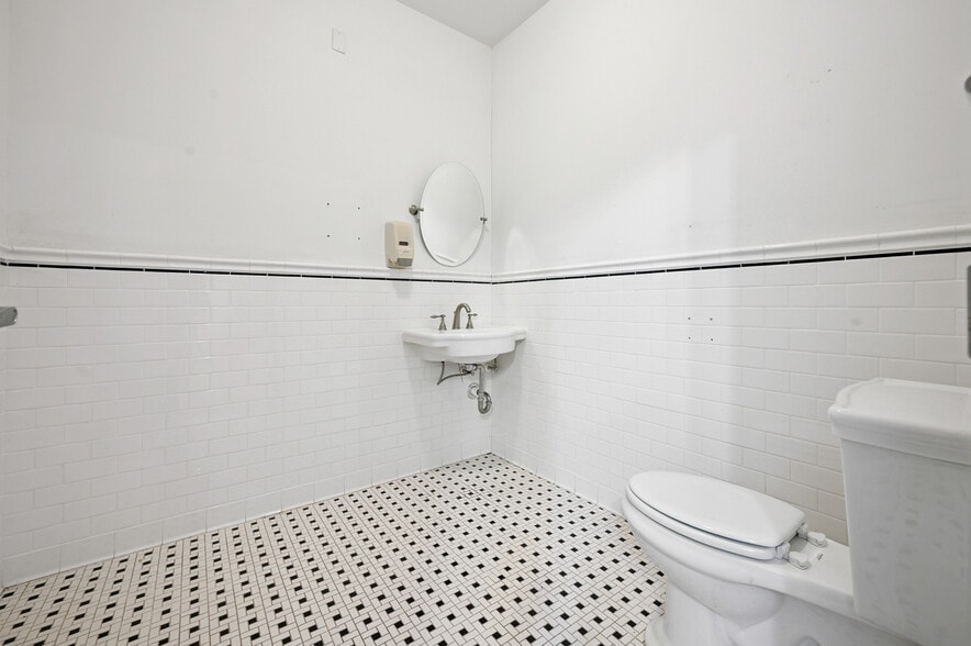 More Photos Of 56 Main St, Stamford Hotel For Sale