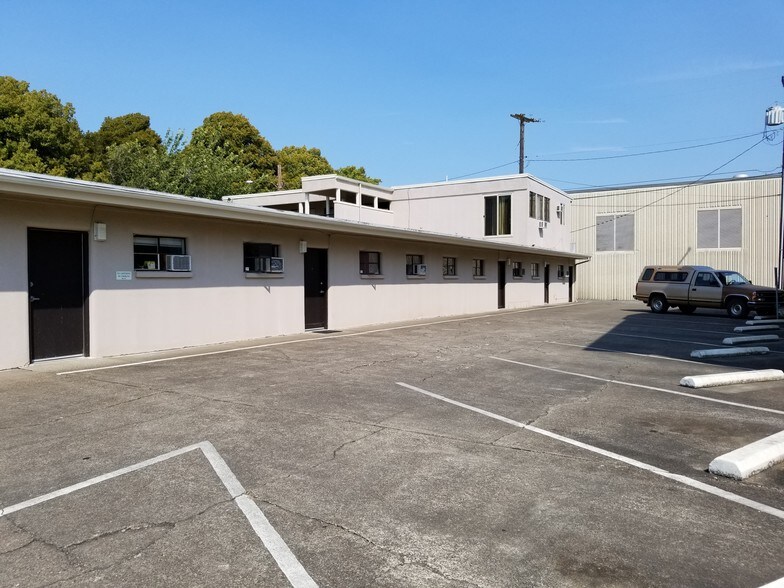 More Photos Of 1655 Hudson St, Longview Office For Lease