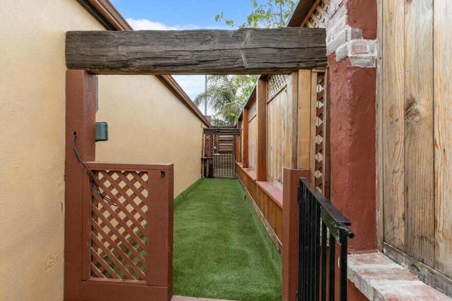 More Photos Of 1637 Del Monte Blvd, Seaside Storefront For Sale