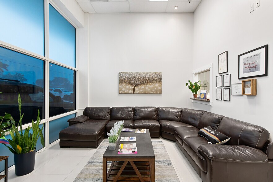 More Photos Of 1100 W Oakland Park Blvd, Wilton Manors Industrial For Lease
